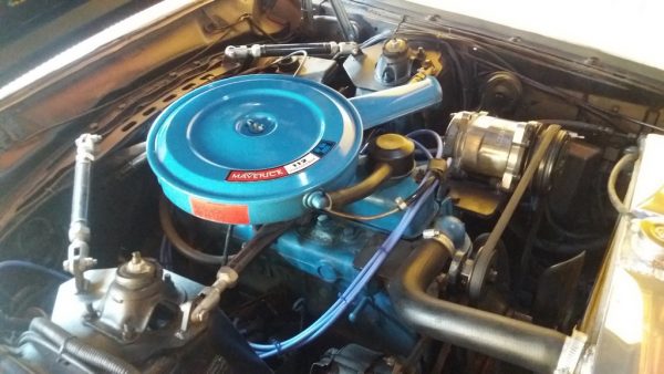 Motor do Ford Maverick 6c. Detalhe do Tampa do Filtro de Ar